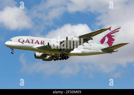 London, Vereinigtes Königreich - 17. August 2018: Qatar Airways Airbus A380 am Flughafen London Heathrow (LHR) im Vereinigten Königreich. Stockfoto