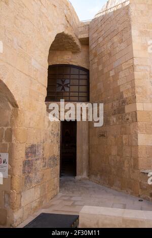 Eingang zur Kirche St. Anna. Im Auftrag von Ramon Perellos im 18th. Jahrhundert. Fort Saint Elmo ist ein Star Fort in Valletta Malta von Th gebaut Stockfoto