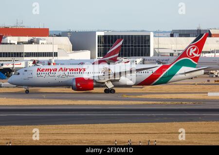 London, Vereinigtes Königreich - 1. August 2018: Kenya Airways Boeing 787 Dreamliner Flugzeug am Flughafen London Heathrow (LHR) im Vereinigten Königreich. Stockfoto