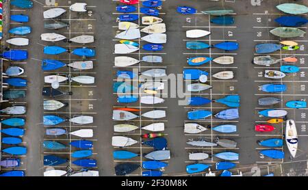 North Berwick, Schottland, Großbritannien. 14. März 2021. Segelboote in Reihen auf trockenem Land im Hafen von North Berwick in East Lothian gelagert. Die Covid-19-Sperre hat zu viel weniger Beteiligung Wassersport in Großbritannien geführt. Iain Masterton/Alamy Live News Stockfoto