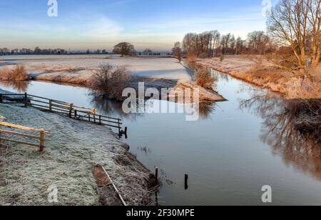 Hohe Winter-Flussniveaus an der Howe Bridge, in der Nähe von Malton Stockfoto