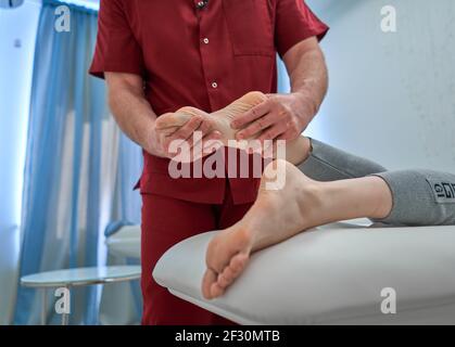 Health care Arbeitnehmer geben orthopädische massage, Frau Füße Stockfoto