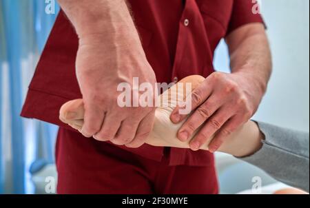 Health care Arbeitnehmer geben orthopädische massage, Frau Füße Stockfoto