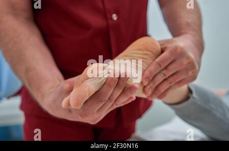 Health care Arbeitnehmer geben orthopädische massage, Frau Füße Stockfoto