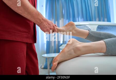 Health care Arbeitnehmer geben orthopädische massage, Frau Füße Stockfoto