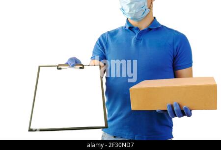 Lieferung Mann in blauem T-Shirt Uniform sterile Gesichtsmaske Handschuhe mit Pappkartons zeigen Kopie Raum Tablette in der Hand isoliert auf weißem Hintergrund. Mann Stockfoto