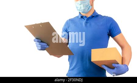 Lieferung Mann in blauem T-Shirt Uniform sterile Gesichtsmaske Handschuhe mit Pappkartons und Tablet in der Hand isoliert auf weißem Hintergrund. Angestellter mit Stockfoto