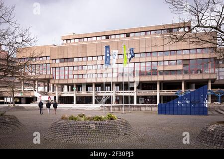 Ruhr-Universität Bochum, Platz vor der Zentralbibliothek, kaum Studierende auf dem Campus während der Corona-Pandemie, Bochum, Nordrhein-Westfalen Stockfoto