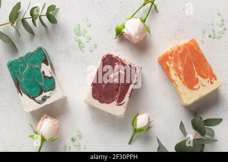 Flache Lay-Komposition mit handgefertigten Naturseifenstäben Stockfoto