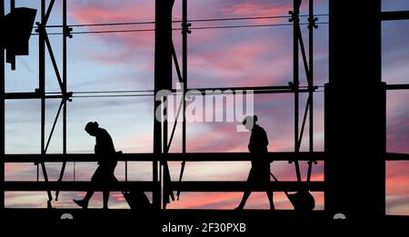 Silhouetten von Menschen im Flughafengebäude Stockfoto