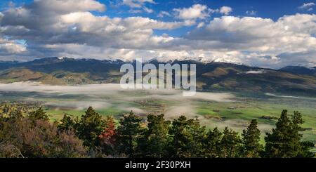 La Cerdanya von Masella im Frühling aus gesehen (Cerdanya, Katalonien, Spanien, Pyrenäen) ESP: La Cerdanya vista desde Masella en primavera (Cataluña) Stockfoto