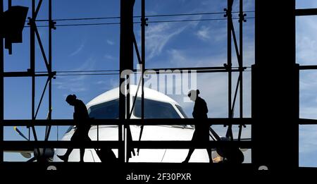 Silhouetten von Menschen im Flughafengebäude Stockfoto