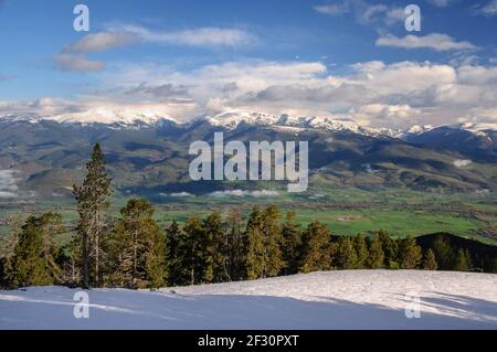 La Cerdanya von Masella im Frühling aus gesehen (Cerdanya, Katalonien, Spanien, Pyrenäen) ESP: La Cerdanya vista desde Masella en primavera (Cataluña) Stockfoto