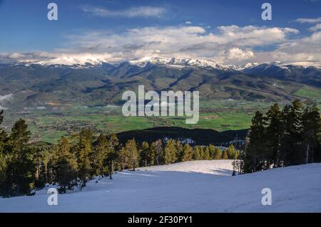 La Cerdanya von Masella im Frühling aus gesehen (Cerdanya, Katalonien, Spanien, Pyrenäen) ESP: La Cerdanya vista desde Masella en primavera (Cataluña) Stockfoto