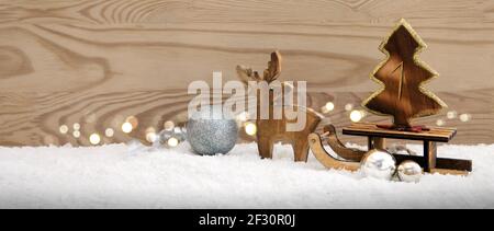 Erster Advent. Holzhirsch mit Weihnachtsbaum auf dem Schlitten isoliert. Stockfoto