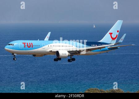 Rhodos, Griechenland - 13. September 2018: Eine TUI Boeing 767-300ER am Flughafen Rhodos (RHO) in Griechenland. Stockfoto