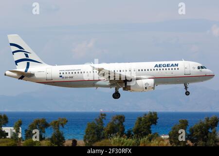 Rhodos, Griechenland - 12. September 2018: Ein Flugzeug der Aegean Airlines Airbus A320 am Flughafen Rhodos (RHO) in Griechenland. Stockfoto