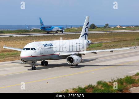 Rhodos, Griechenland - 12. September 2018: Ein Flugzeug der Aegean Airlines Airbus A320 am Flughafen Rhodos (RHO) in Griechenland. Stockfoto