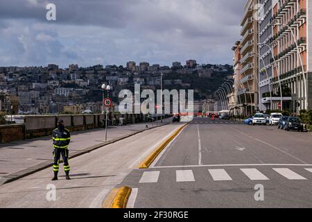 Die verlassene Strandpromenade mit den Polizeikräften ist, wie Neapel sich am Morgen, am ersten Sonntag des 14. März, wieder eine Sperre präsentierte. Stockfoto