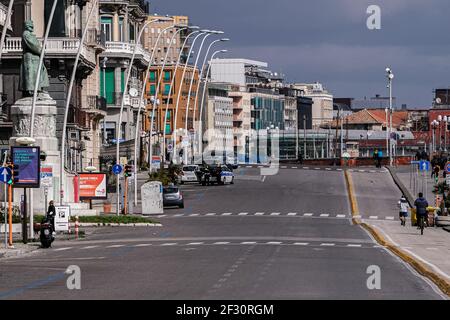 Die verlassene Strandpromenade mit den Polizeikräften ist, wie Neapel sich am Morgen, am ersten Sonntag des 14. März, wieder eine Sperre präsentierte. Stockfoto