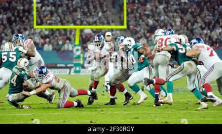 NFL FOOTBALL IN WEMBLEY. MIAMI DELPHINE V NEW YORK RIESEN. 28/10/2007. 27 BRANDON JACOBS LÄUFT MIT BALL ZURÜCK. BILD DAVID ASHDOWN Stockfoto