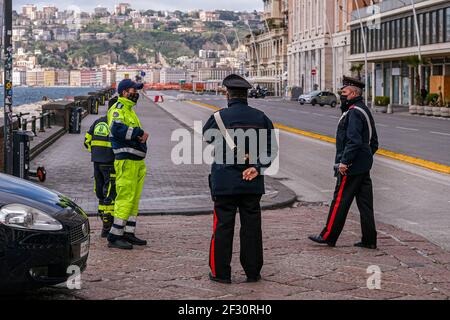 Die verlassene Strandpromenade mit den Polizeikräften ist, wie Neapel sich am Morgen, am ersten Sonntag des 14. März, wieder eine Sperre präsentierte. Stockfoto