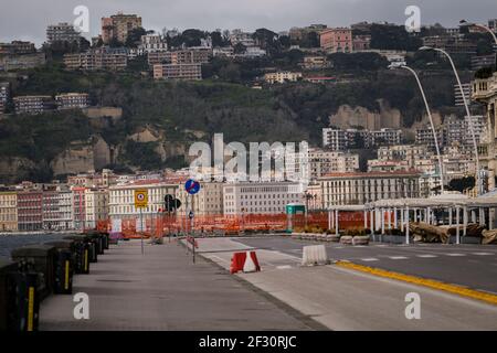 Die verlassene Strandpromenade mit den Polizeikräften ist, wie Neapel sich am Morgen, am ersten Sonntag des 14. März, wieder eine Sperre präsentierte. Stockfoto