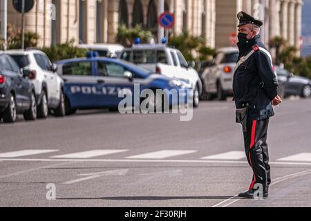 Die verlassene Strandpromenade mit den Polizeikräften ist, wie Neapel sich am Morgen, am ersten Sonntag des 14. März, wieder eine Sperre präsentierte. Stockfoto