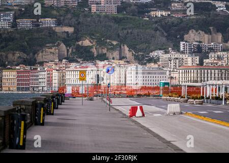 Die verlassene Strandpromenade mit den Polizeikräften ist, wie Neapel sich am Morgen, am ersten Sonntag des 14. März, wieder eine Sperre präsentierte. Stockfoto