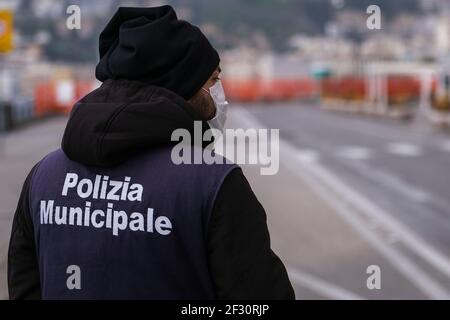 Die verlassene Strandpromenade mit den Polizeikräften ist, wie Neapel sich am Morgen, am ersten Sonntag des 14. März, wieder eine Sperre präsentierte. Stockfoto