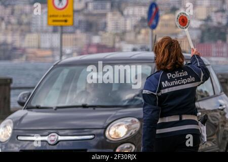 Die verlassene Strandpromenade mit den Polizeikräften ist, wie Neapel sich am Morgen, am ersten Sonntag des 14. März, wieder eine Sperre präsentierte. Stockfoto