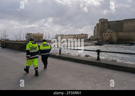 Die verlassene Strandpromenade mit den Polizeikräften ist, wie Neapel sich am Morgen, am ersten Sonntag des 14. März, wieder eine Sperre präsentierte. Stockfoto