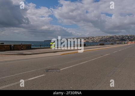 Die verlassene Strandpromenade mit den Polizeikräften ist, wie Neapel sich am Morgen, am ersten Sonntag des 14. März, wieder eine Sperre präsentierte. Stockfoto