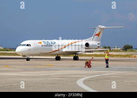 Rhodos, Griechenland - 12. September 2018: Ein Tus Air Fokker 100 Flugzeug auf dem Flughafen Rhodos (RHO) in Griechenland. Stockfoto