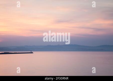 Ruhige Szene bei Sonnenuntergang, Hafen Brixham, Devon. Stockfoto