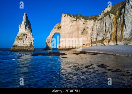 Frankreich, seine-Maritime (76), Pays de Caux, Côte d'Albâtre, Etretat, Die Klippe von Aval, die Arche d'Aval und die Aiguille (Nadel) Stockfoto