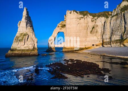 Frankreich, seine-Maritime (76), Pays de Caux, Côte d'Albâtre, Etretat, Die Klippe von Aval, die Arche d'Aval und die Aiguille (Nadel) Stockfoto