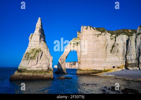 Frankreich, seine-Maritime (76), Pays de Caux, Côte d'Albâtre, Etretat, Die Klippe von Aval, die Arche d'Aval und die Aiguille (Nadel) Stockfoto