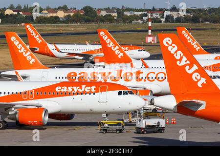 Berlin, Deutschland - 11. September 2018: EasyJet Airbus A320-Flugzeuge fliegen am Flughafen Berlin-Tegel (TXL) in Deutschland ab. Stockfoto