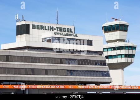 Berlin, Deutschland - 11. September 2018: Terminal und Tower des Flughafens Berlin Tegel (TXL) in Deutschland. Stockfoto