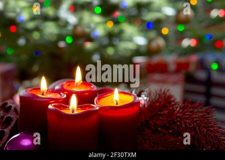 Vier rote Kerzen für den Advent. Weihnachten Hintergrund. Stockfoto