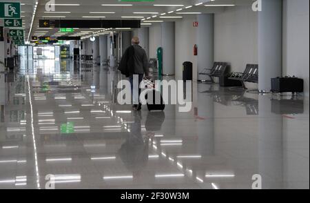 Palma, Spanien. März 2021, 14th. Ein Passagier kommt am Flughafen an. Nachdem die Reisewarnung für Mallorca aufgehoben wurde, nehmen die Flugbuchungen für die Lieblingsinsel der Deutschen deutlich ab. Quelle: Clara Margais/dpa/Alamy Live News Stockfoto