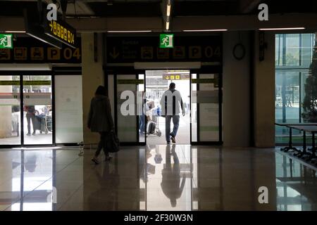 Palma, Spanien. März 2021, 14th. Passagiere kommen am Flughafen an. Nach der Aufhebung der Reisewarnung für Mallorca nehmen die Flugbuchungen für die Lieblingsinsel der Deutschen deutlich ab. Quelle: Clara Margais/dpa/Alamy Live News Stockfoto