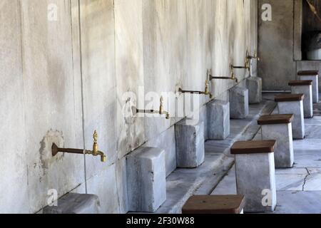 Waschbecken für das Gebet in der Blauen Moschee in Istanbul, Türkei Stockfoto
