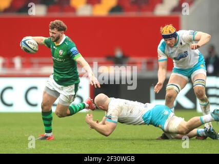 Theo Brophy Clews aus London (links) löst sich während des Spiels der Gallagher Premiership im Brentford Community Stadium in London von Worcester Warriors' Matt Kvesic ab. Bilddatum: Sonntag, 14. März 2021. Stockfoto