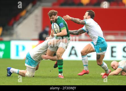 Der Londoner Ire Theo Brophy Clews (links) wird während des Spiels Gallagher Premiership im Brentford Community Stadium, London, angegangen. Bilddatum: Sonntag, 14. März 2021. Stockfoto