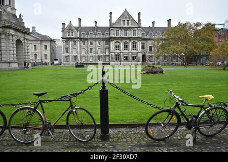 Studenten Fahrräder auf dem Gelände des renommierten Trinity College in Dublin, Irland geparkt. Stockfoto