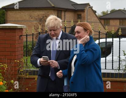 Shelley Williams-Walker und Boris Johnson in Milton Keynes im Oktober 2019, als er Premier war und sie die Leiterin der Operationen war. Mr. Johnson hält sein Handy in der Hand. Stockfoto