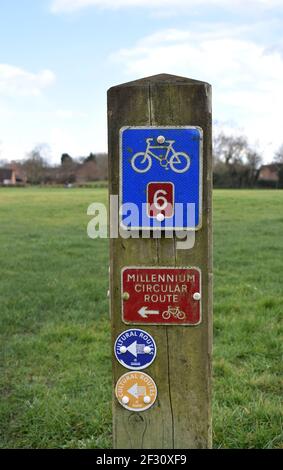 Wegweiser mit kulturellen Routen und der Millennium Circular Route in Milton Keynes. Stockfoto