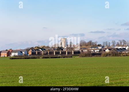 Kirche St. Nicholas in Canewdon hoch auf einem Hügel von Feldern in der Nähe von Ballards Gore, Rochford, Essex, Großbritannien. Britische, englische Landschaft. Dorf Stockfoto